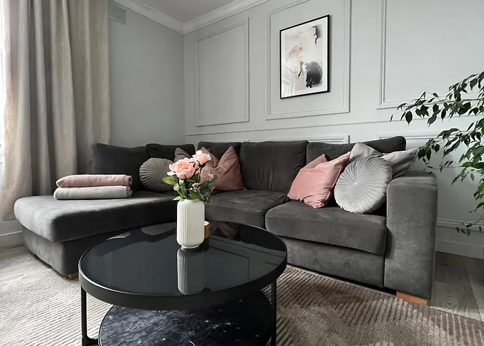 Modern 2-Bed Flat In Town Centre